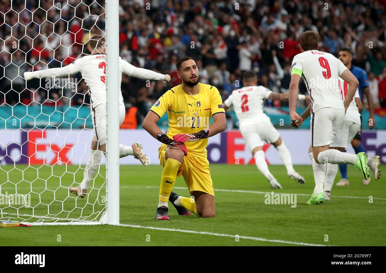 Der italienische Torwart Gianluigi Donnarumma erscheint niedergeschlagen, nachdem der Engländer Luke Shaw während des UEFA Euro 2020 Finales im Wembley Stadium, London, das erste Tor des Spiels erzielt hat. Bilddatum: Sonntag, 11. Juli 2021. Stockfoto