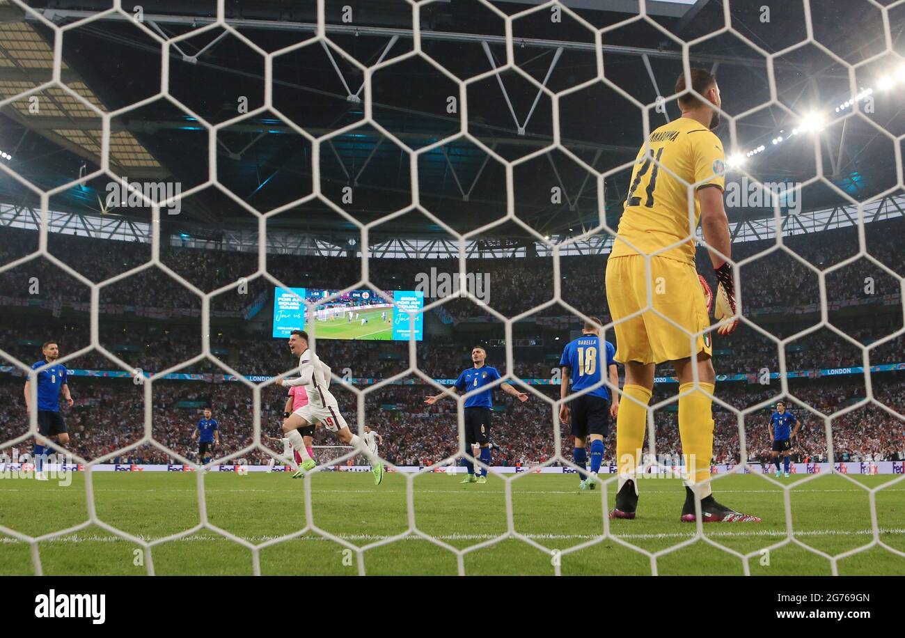 Der italienische Torwart Gianluigi Donnarumma sieht niedergeschlagen aus, nachdem der Engländer Luke Shaw (nicht abgebildet) während des UEFA-EM-2020-Finales im Wembley Stadium, London, das Eröffnungstreffer erzielte. Bilddatum: Sonntag, 11. Juli 2021. Stockfoto