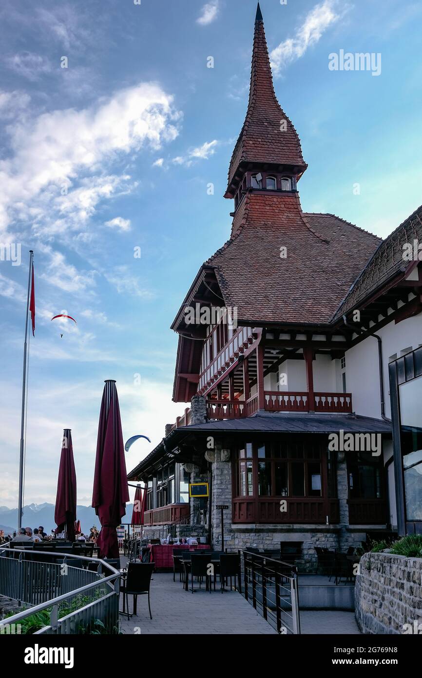 Atemberaubende Landschaft mit Berghütte auf dem Gipfel des Harder Kulm - beliebte Touristenattraktion über Interlaken. Atemberaubende Aussicht auf den Thunersee und Swiss Al Stockfoto