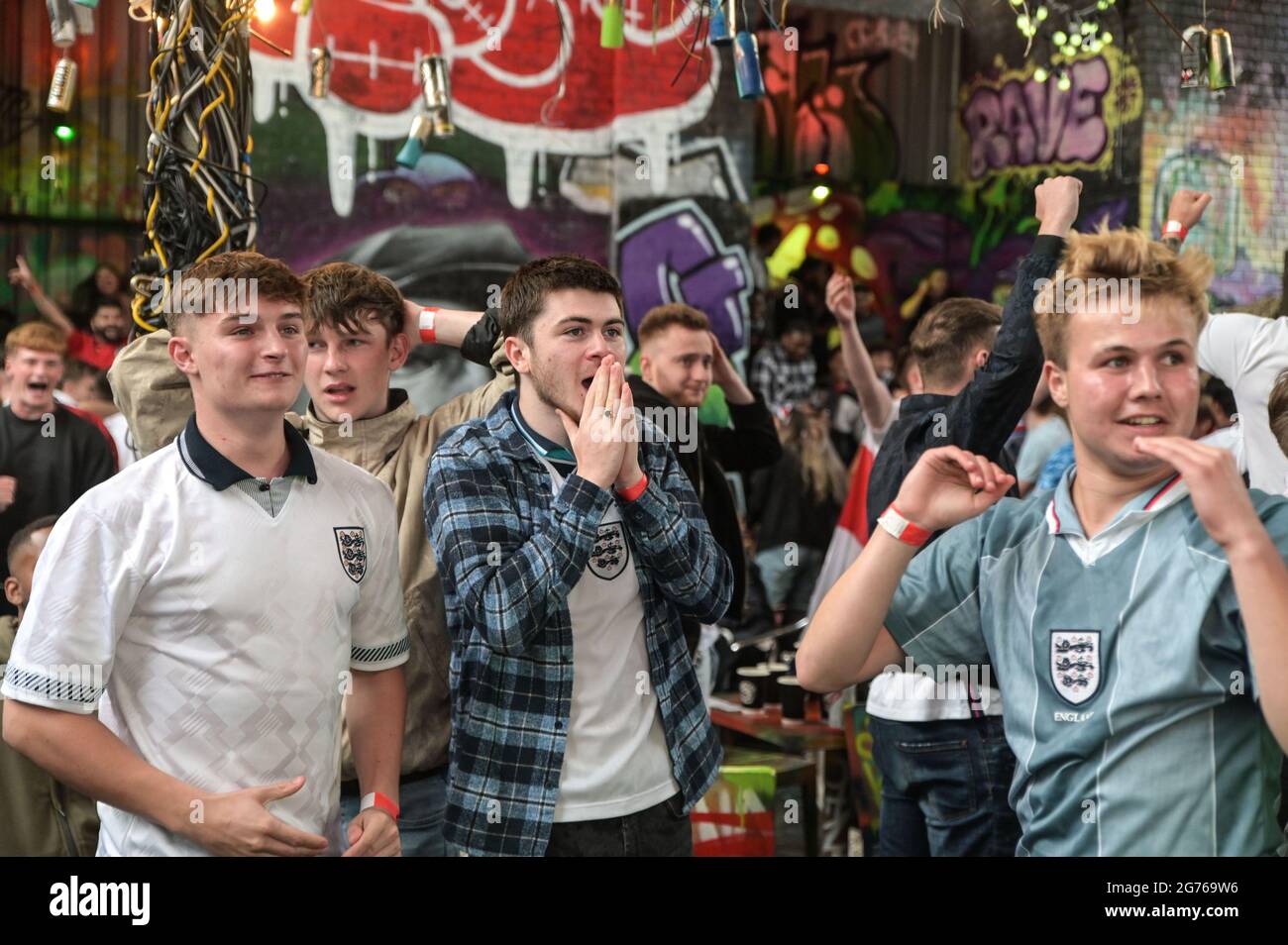 Digbeth, Birmingham, Großbritannien 11. Juli 2021 englische Fußballfans feiern im Finale der Euro 2020 ein Tor gegen Italien. Die Fans brachen aus, als sie die Big Fang Popup Bar unter Eisenbahnbögen im Stadtzentrum von Birmingham beobachteten. PIC by Credit: Stop Press Media/Alamy Live News Stockfoto