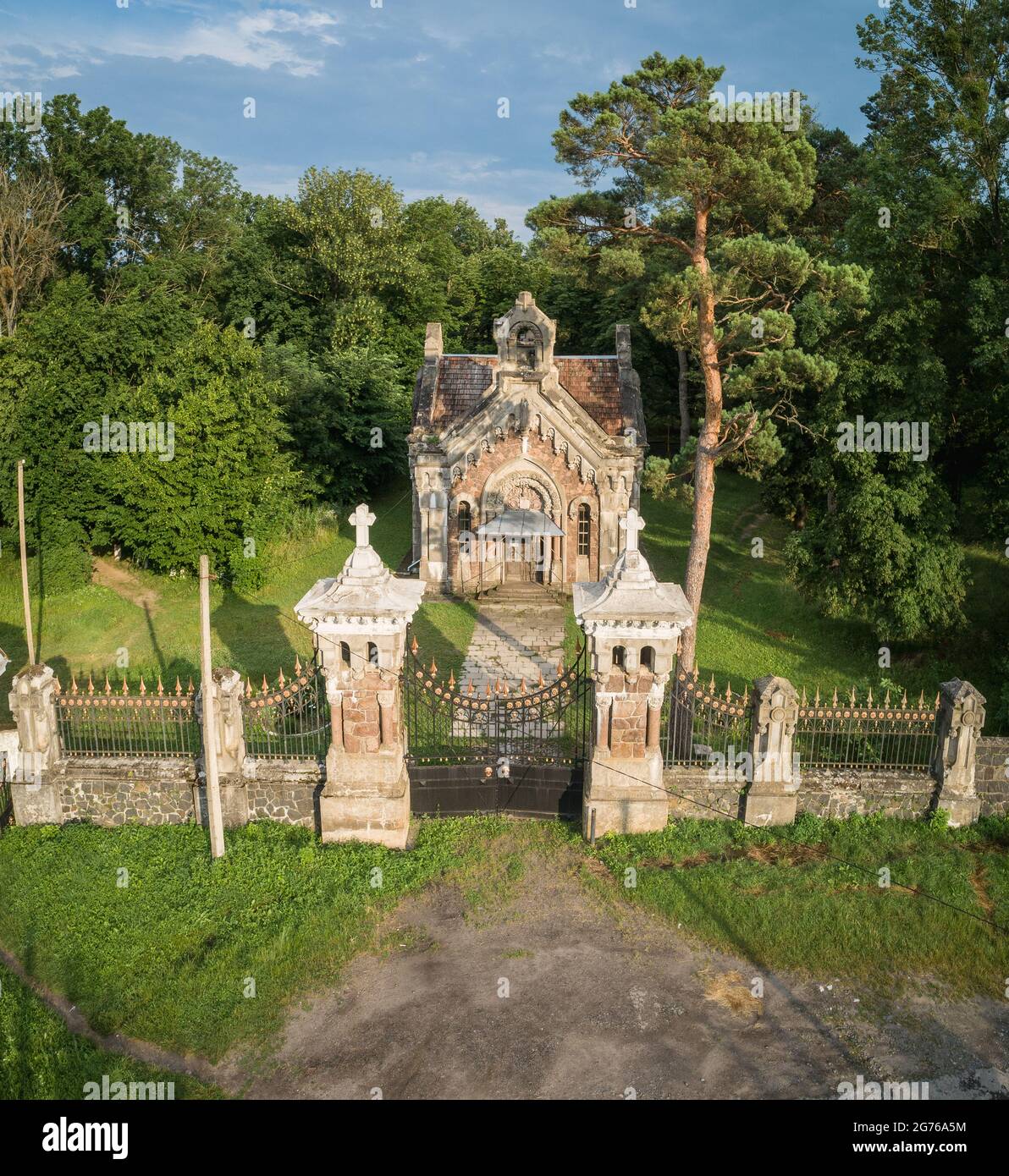 Luftaufnahme eines Grabmals der Familie Pototskiy auf dem Territorium des Landgutes Pototskiy im Dorf Pechera, Region Vinnyza, Ukraine. Reiseziele in Ukrain Stockfoto