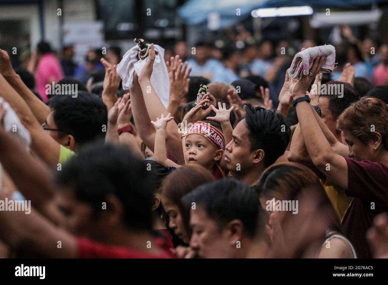 Philippinisch-katholische Anhänger stellen in Manila Miniaturnachbildungen des Schwarzen Nazareners her. Eine riesige Menschenmenge von meist barfuß-philippinischen Katholiken bete zu Beginn einer jährlichen Prozession einer jahrhundertealten schwarzen Statue Jesu Christi zu einem der größten religiösen Ereignisse Asiens für den Frieden im zunehmend unbeständigen Nahen Osten. Philippinen. Stockfoto