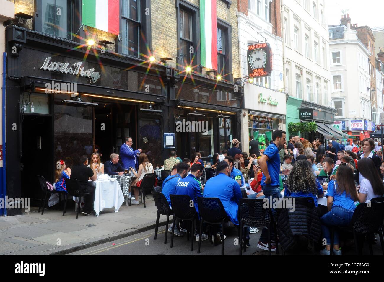 London, Großbritannien. Juli 2021. Italienische Fans in der griechischen Straße in Soho vor der Bar Italia und Little Italy. Im Zentrum von London West End versammeln sich Menschen, während England beim Fußball-EM-Finale Italien spielt. Kredit: JOHNNY ARMSTEAD/Alamy Live Nachrichten Stockfoto