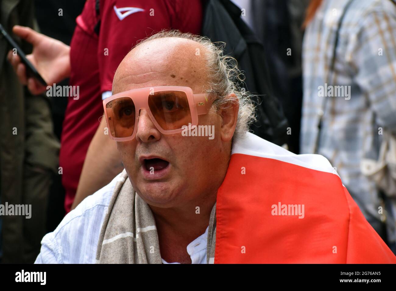 London, Großbritannien. Juli 2021. Italienische Fans in der griechischen Straße in Soho vor der Bar Italia und Little Italy. Im Zentrum von London West End versammeln sich Menschen, während England beim Fußball-EM-Finale Italien spielt. Kredit: JOHNNY ARMSTEAD/Alamy Live Nachrichten Stockfoto