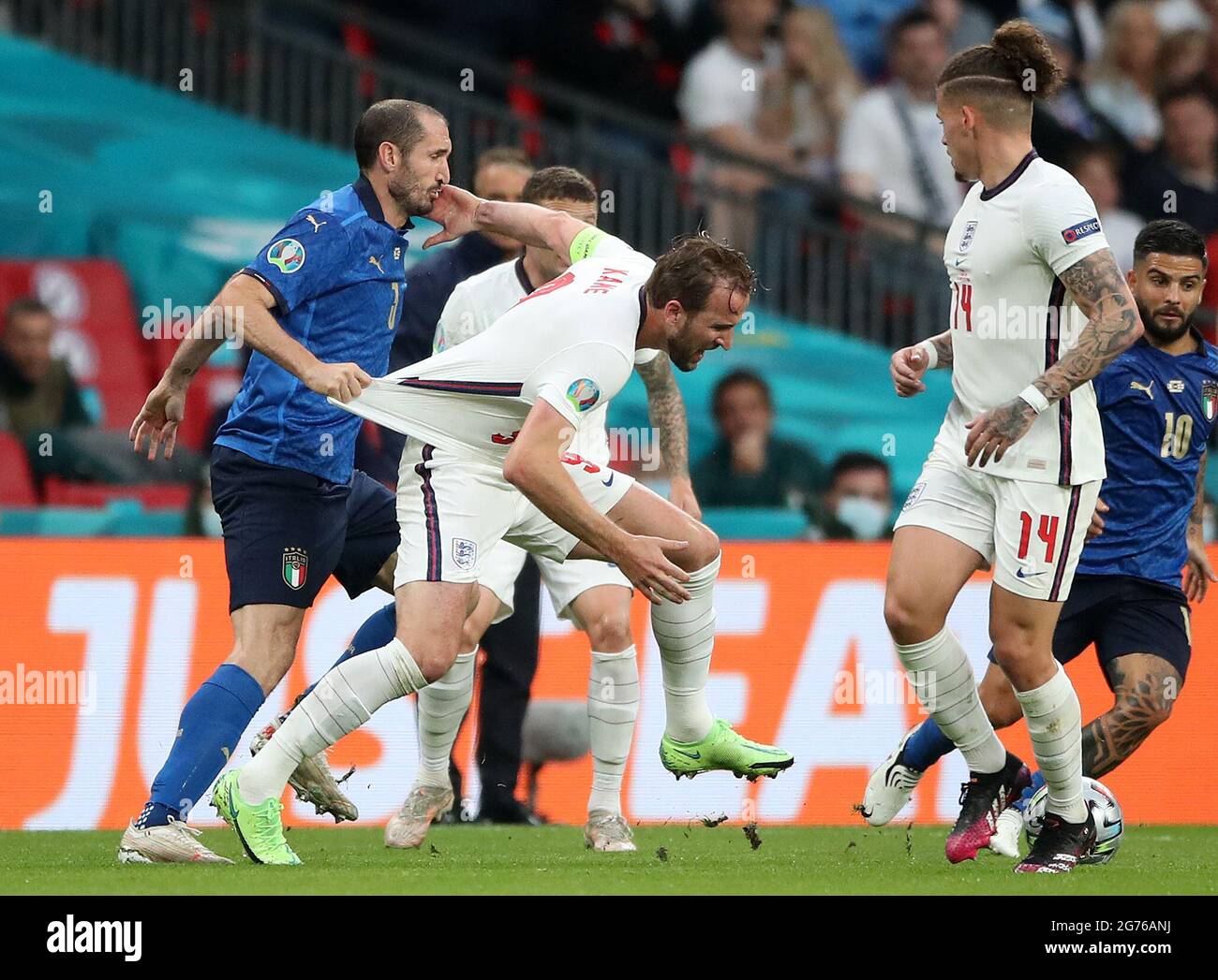 Der Italiener Giorgio Chiellini (links) zieht Englands Harry Kane während des UEFA-EM-Finales 2020 im Wembley Stadium, London, zurück. Bilddatum: Sonntag, 11. Juli 2021. Stockfoto
