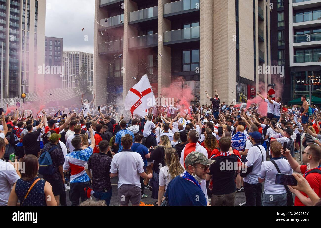 London, Großbritannien. Juli 2021. England Fußballfans singen und singen vor dem Wembley Stadium vor dem Finale der EM 2020 zwischen England und Italien. (Foto: Vuk Valcic/SOPA Images/Sipa USA) Quelle: SIPA USA/Alamy Live News Stockfoto