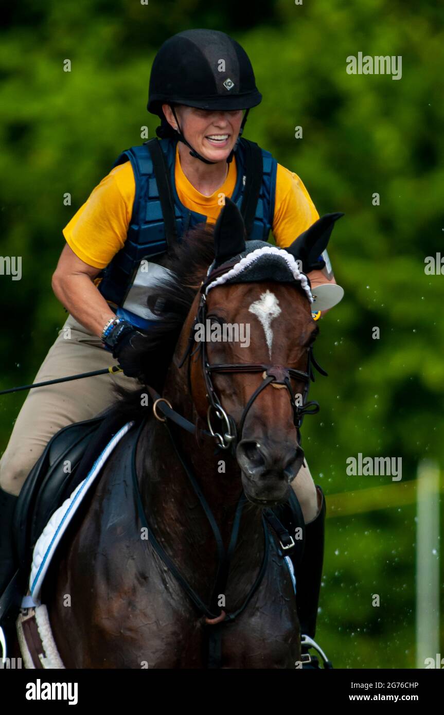 Raeford, North Carolina, USA. Juli 2021. MICHELLE LOBSINGER, mit Finn E. McCool, tritt im Cross Country bei der war Horse Event Series 2021 am 11. Juli im Carolina Horse Park in Raeford, N.C. an Die 2013 als Cabin Branch Event Series gegründete war Horse Event Series besteht aus fünf Pferdeversuchen und kombinierten Tests und zieht Reiter und ihre Pferde aus dem gesamten Osten der Vereinigten Staaten an. Quelle: Timothy L. Hale/ZUMA Wire/Alamy Live News Stockfoto