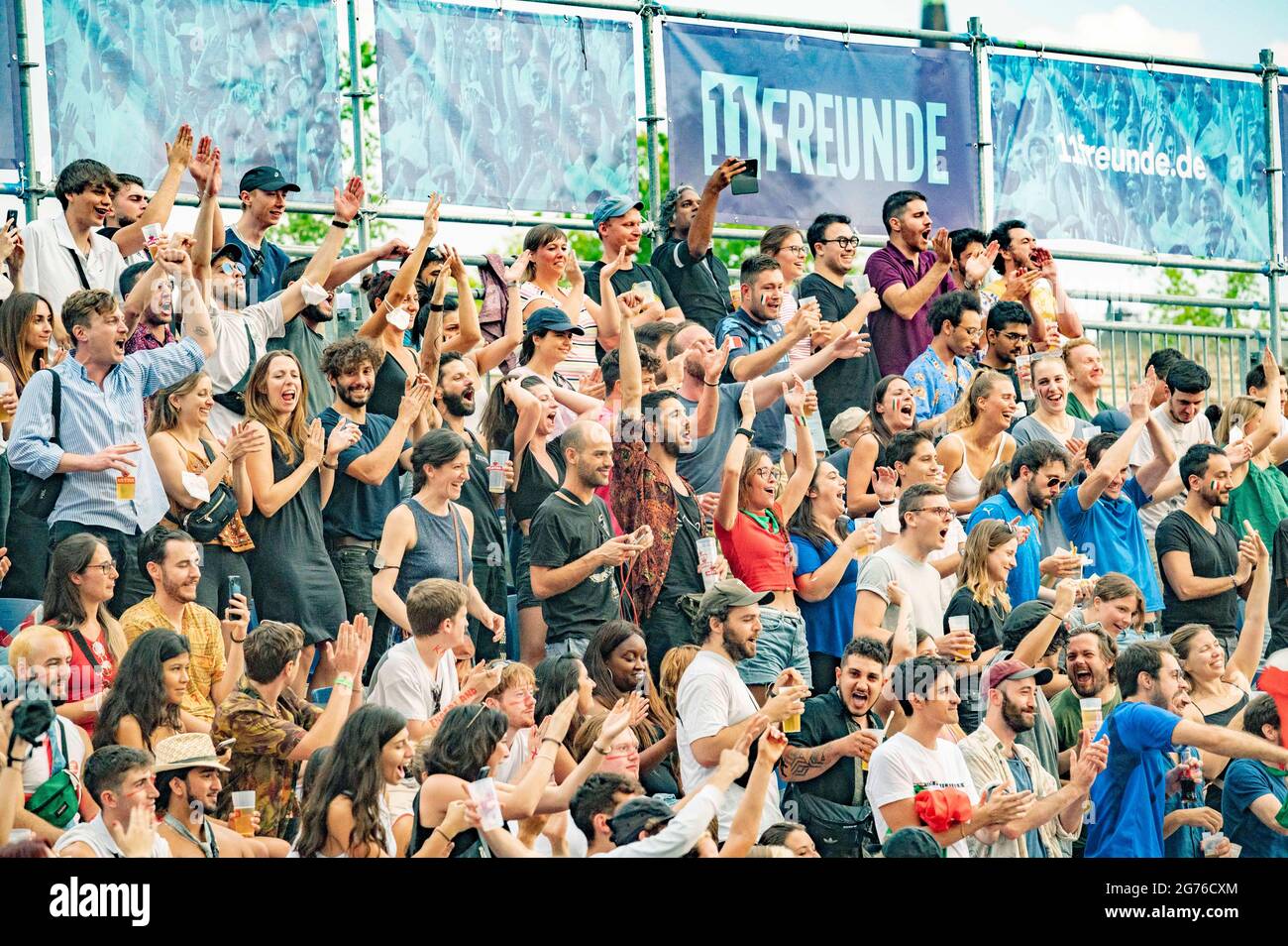 Berlin, Deutschland. Juli 2021. Die Menschen beobachten das EM-Finale Italia - England am 11.07.21 in Berlin als Public Viewing. Quelle: Tim Eckert/Alamy Live News Stockfoto