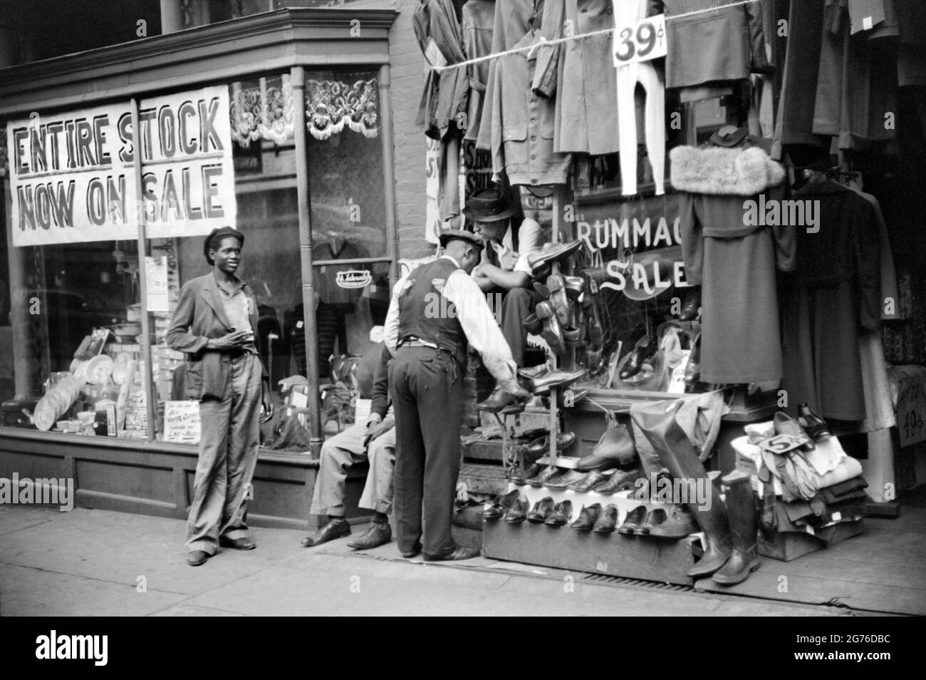 Second Hand Clothing Store, Beale Street, Memphis, Tennessee, USA, Marion Post Wolcott, U.S. Office of war Information, November 1939 Stockfoto