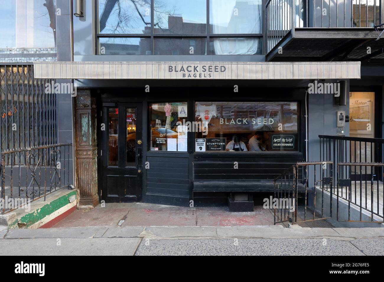 Black Seed Bagels, 176 First Ave, New York, NYC Schaufensterfoto eines Bagel-Ladens mit Holzofen im East Village-Viertel von Manhattan. Stockfoto