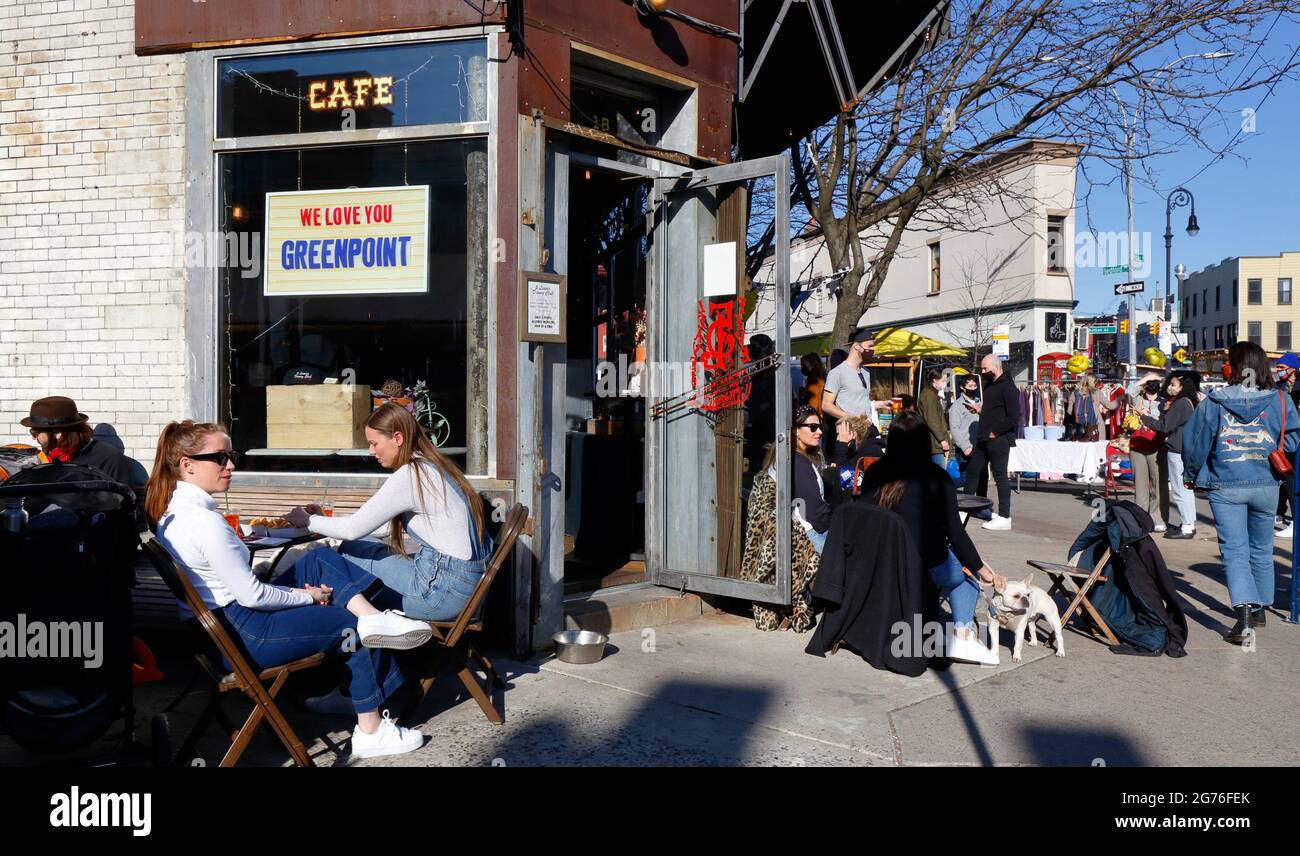 Menschen und Menschen beobachten, die Wochenendszene vor Five Leaves, ein Brunch-Restaurant in Greenpoint, Brooklyn, New York. Stockfoto