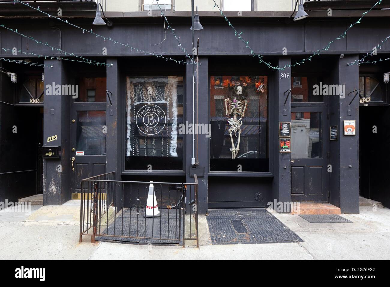 Beetle House, 308 E 6. St, New York, NYC Schaufensterfoto einer burtonesk inspirierten Goth Bar im East Village Viertel von Manhattan. Stockfoto