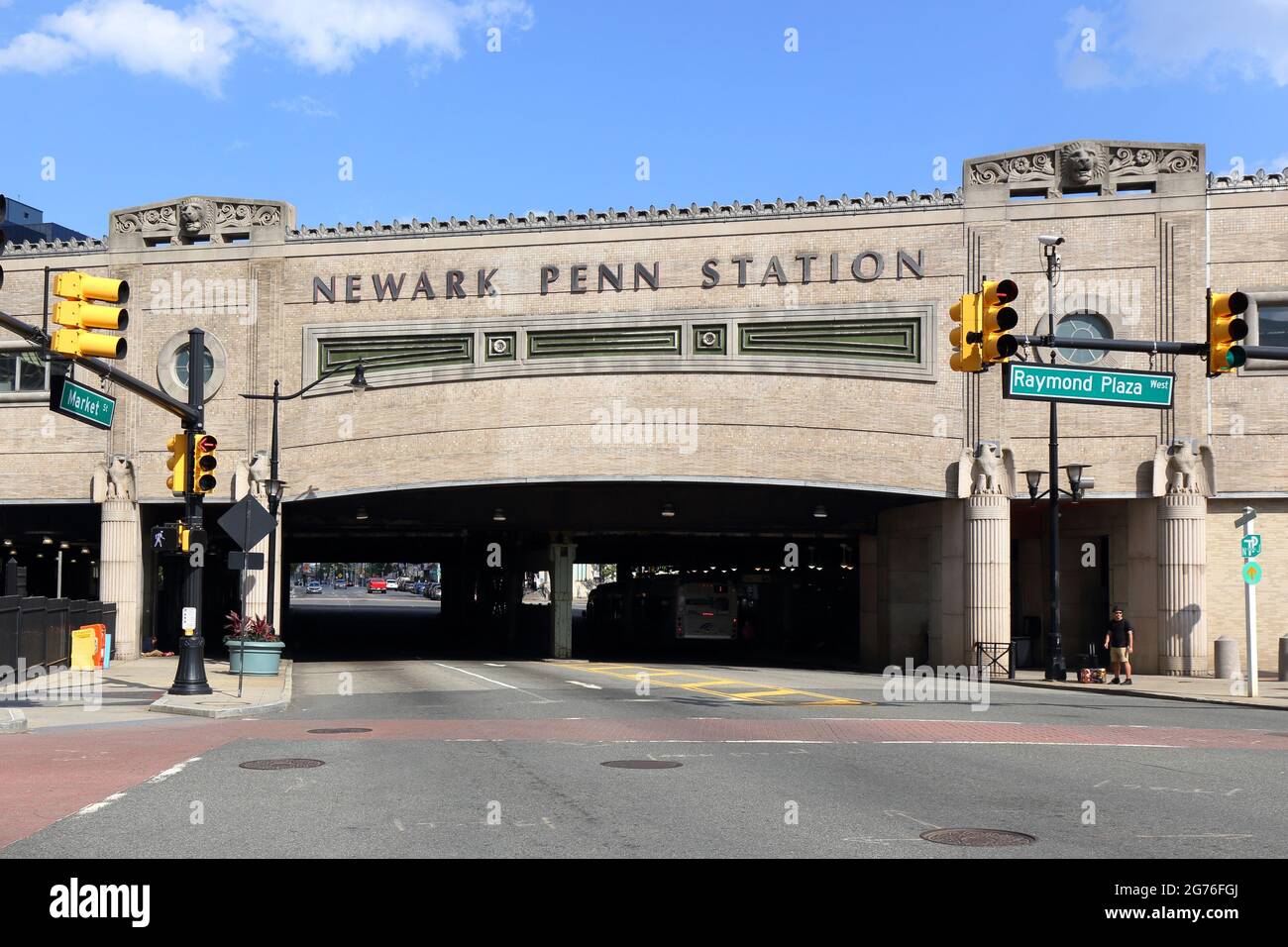 Newark Penn Station, Newark, NJ, Außenansicht eines intermodalen Zuges, Busses und Stadtbahnhofs. Stockfoto