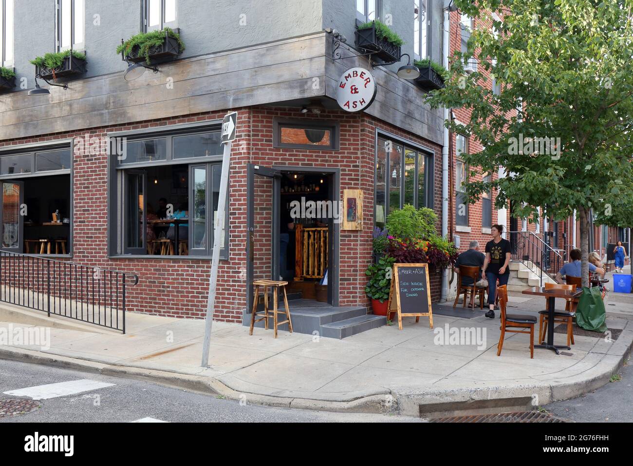 Ember & Ash, 1520 E Passyunk Ave, Philadelphia, PA. Außenfassade eines Restaurants im Stadtteil Passyunk Square. Stockfoto