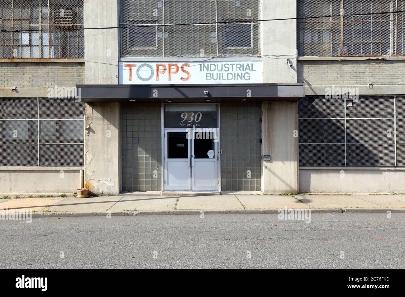 Topps Industrial Building, 930 Newark Ave, Jersey City, NJ Außenfassade eines gemischten Industrie- und Geschäftsgebäudes mit Galerie Stockfoto