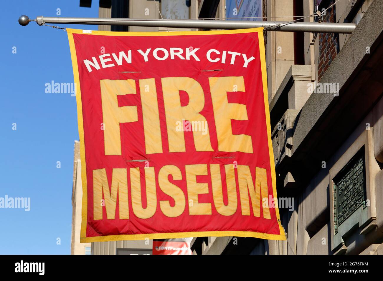 New York City Fire Museum, 278 Spring St, New York, NY. Flaggen-Beschilderung vor einem Feuerwehrmuseum im Viertel Tribeca in Manhattan. Stockfoto