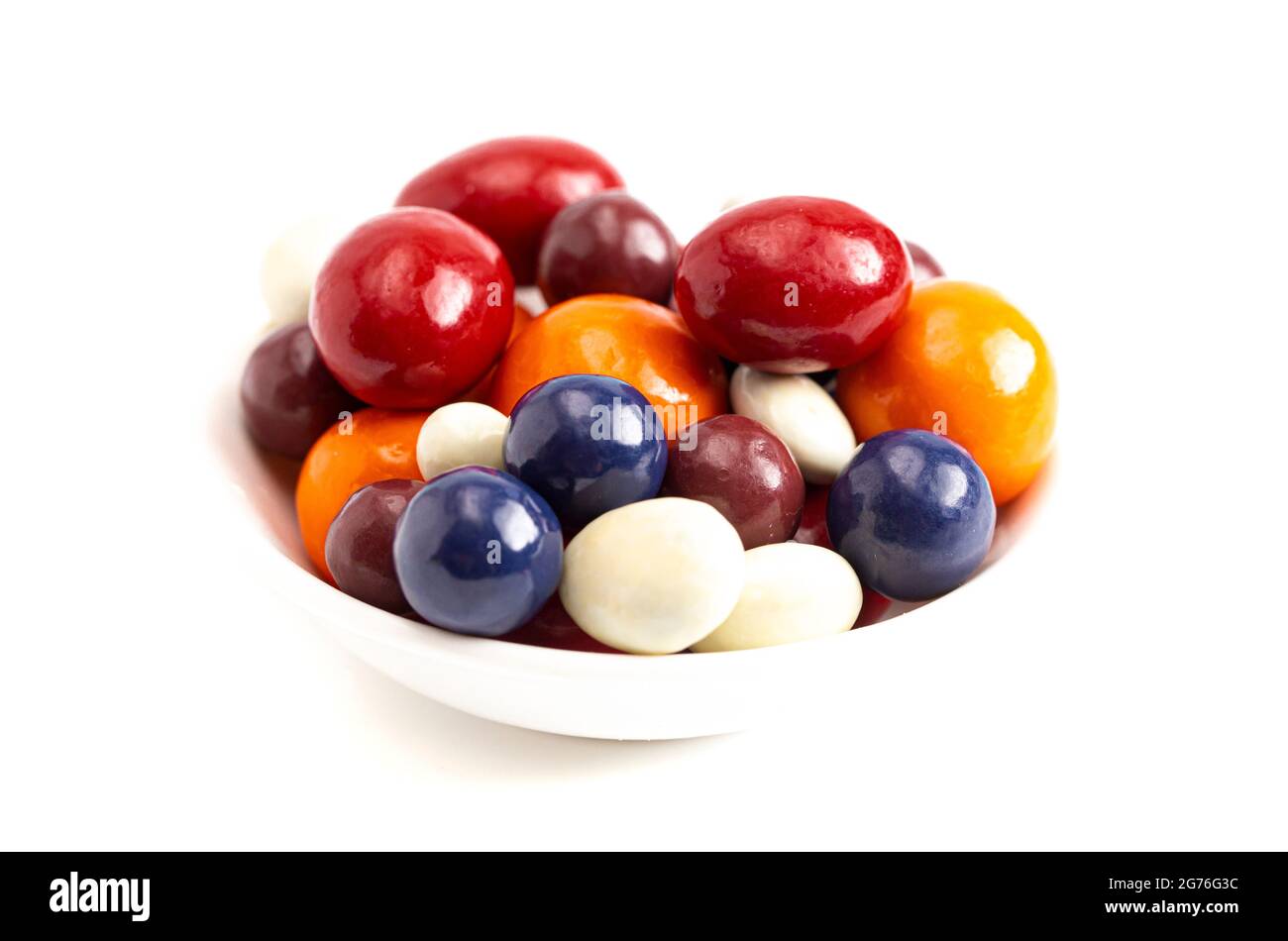 Eine Mischung aus mit Süßigkeiten beschichtetem, mit Schokolade überzogenem Trockenobst, isoliert auf einem weißen Hintergrund Stockfoto