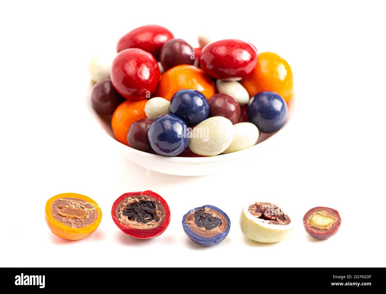 Eine Mischung aus mit Süßigkeiten beschichtetem, mit Schokolade überzogenem Trockenobst, isoliert auf einem weißen Hintergrund Stockfoto