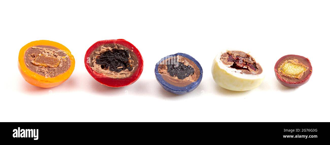 Eine Mischung aus mit Süßigkeiten beschichtetem, mit Schokolade überzogenem Trockenobst, isoliert auf einem weißen Hintergrund Stockfoto