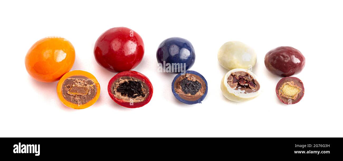 Eine Mischung aus mit Süßigkeiten beschichtetem, mit Schokolade überzogenem Trockenobst, isoliert auf einem weißen Hintergrund Stockfoto