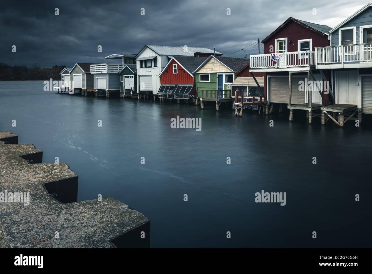 Nahaufnahme der Stadt Canandaigua am Canandaigua Lake im Bundesstaat New York an einem düsteren Tag Stockfoto