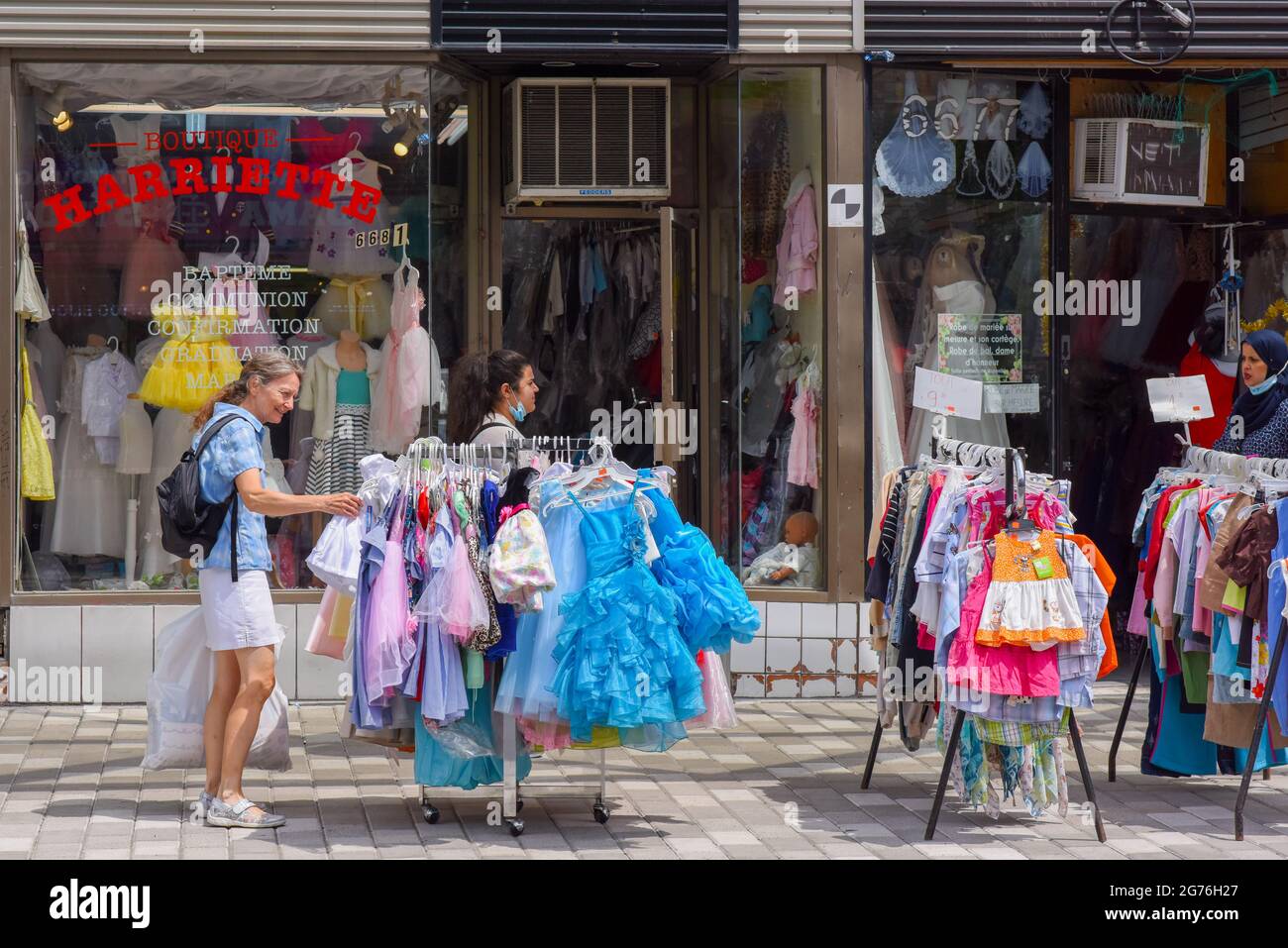 Frau, die während eines Straßenverkaufs auf der St. Hubert Street in Montreal, Quebec, Kanada, Juli 2021 einkauft Stockfoto