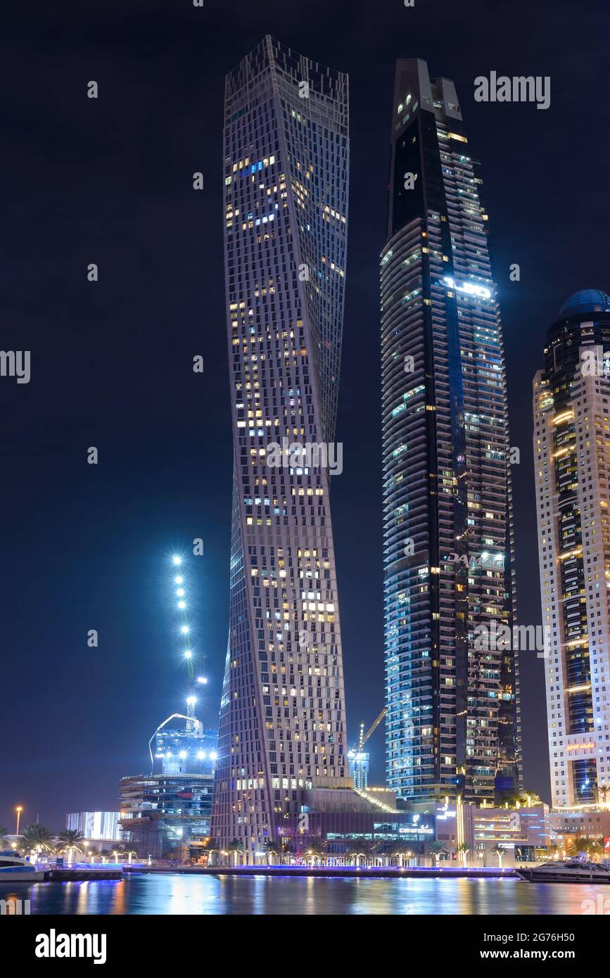 Cayan Tower in Night, ein Wolkenkratzer in Dubai Marina, VAE. Gebäude auch als Infinity Tower bekannt. Verdrehte Designarchitektur. Stockfoto