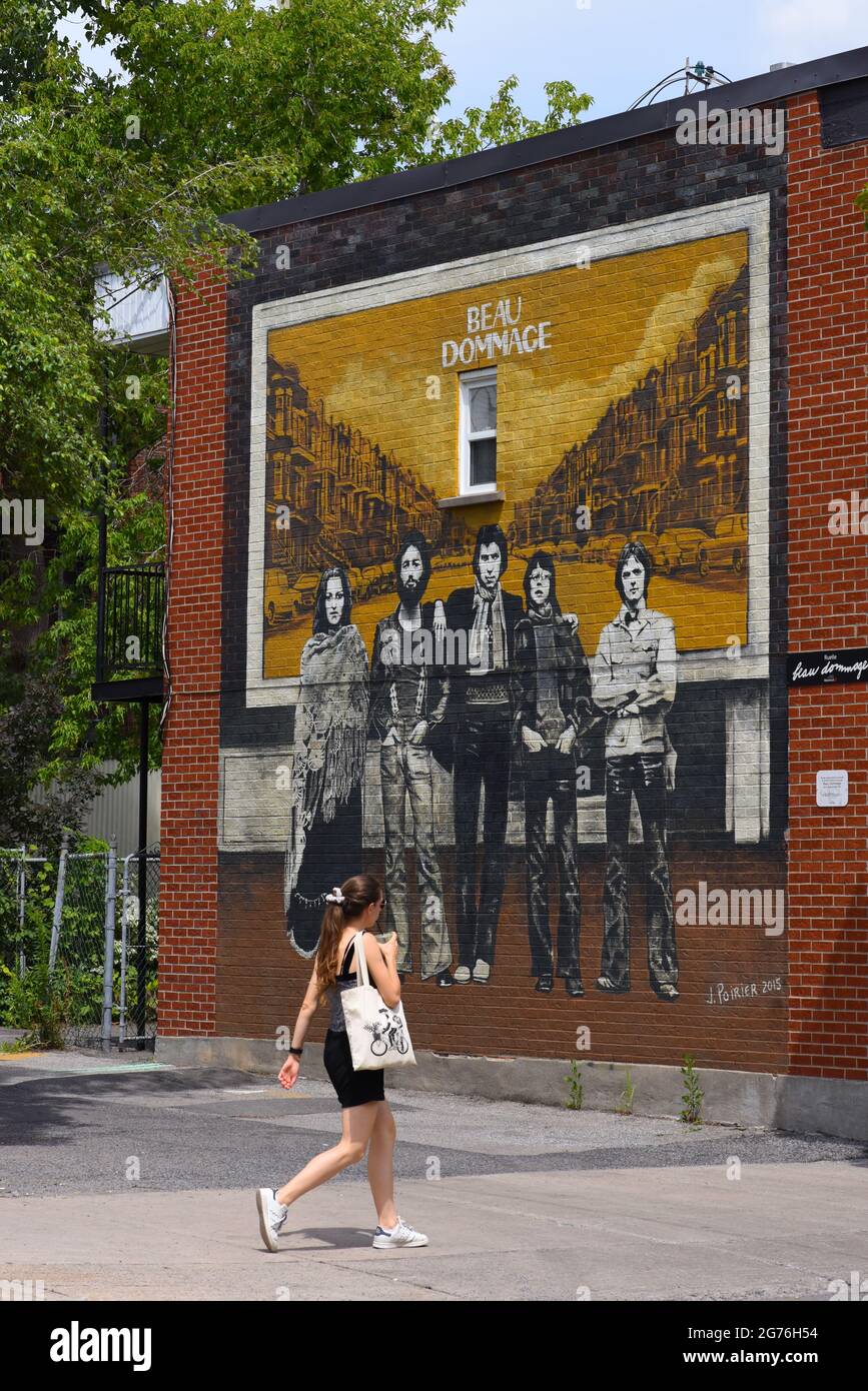 Junge Menschen, die vor einer Beau-Dommage-Murale im Viertel Petite Patrie in Montreal, Kanada, spazieren Stockfoto