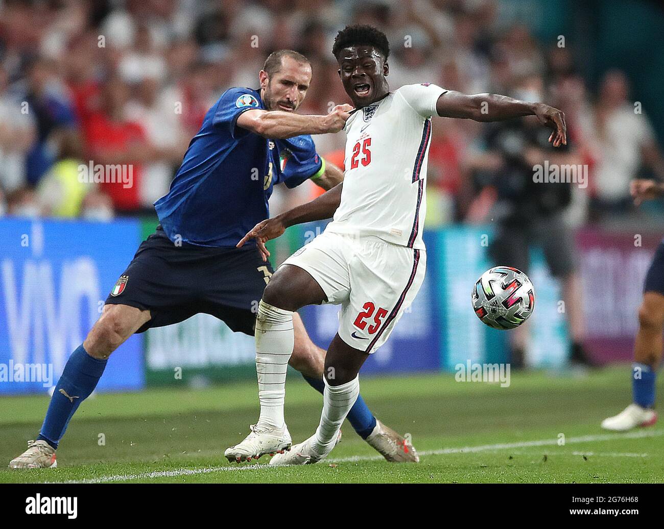 Der Italiener Giorgio Chiellini (links) zieht Englands Bukayo Saka während des UEFA-EM-Finales 2020 im Wembley-Stadion in London zurück. Bilddatum: Sonntag, 11. Juli 2021. Stockfoto