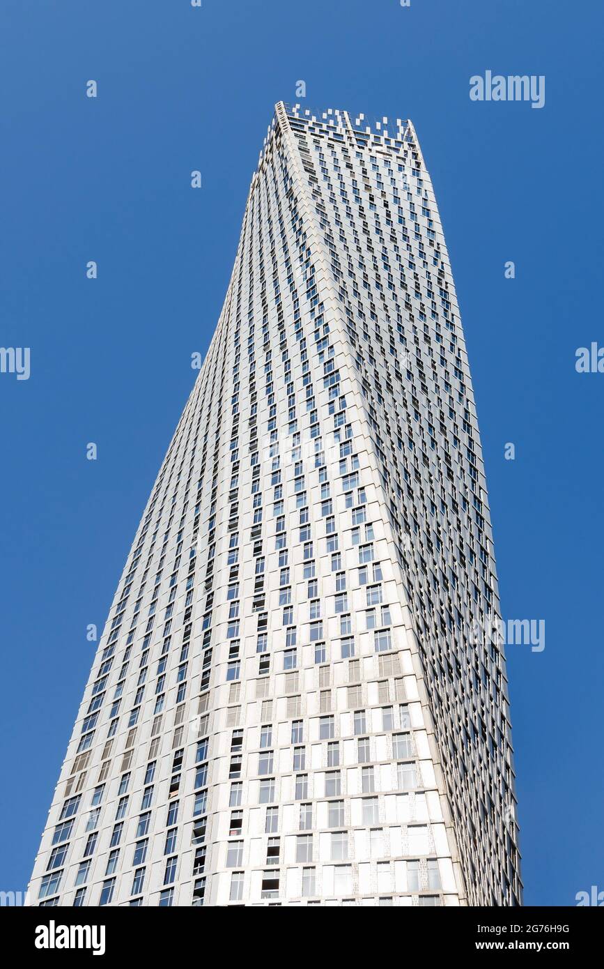 Cayan Tower, ein Wolkenkratzer in Dubai Marina, VAE. Gebäude auch als Infinity Tower bekannt. Verwinklicher architektonischer Stil. Stockfoto