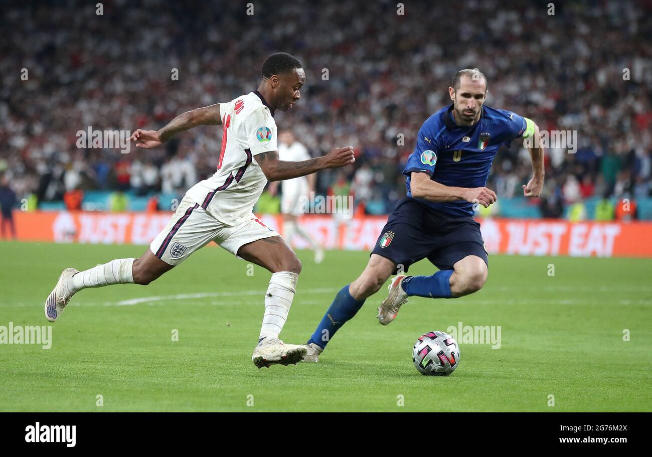 Der englische Raheem Sterling (links) und der italienische Giorgio Chiellini sind während des UEFA-EM-Finales 2020 im Wembley Stadium, London, in Aktion. Bilddatum: Sonntag, 11. Juli 2021. Stockfoto
