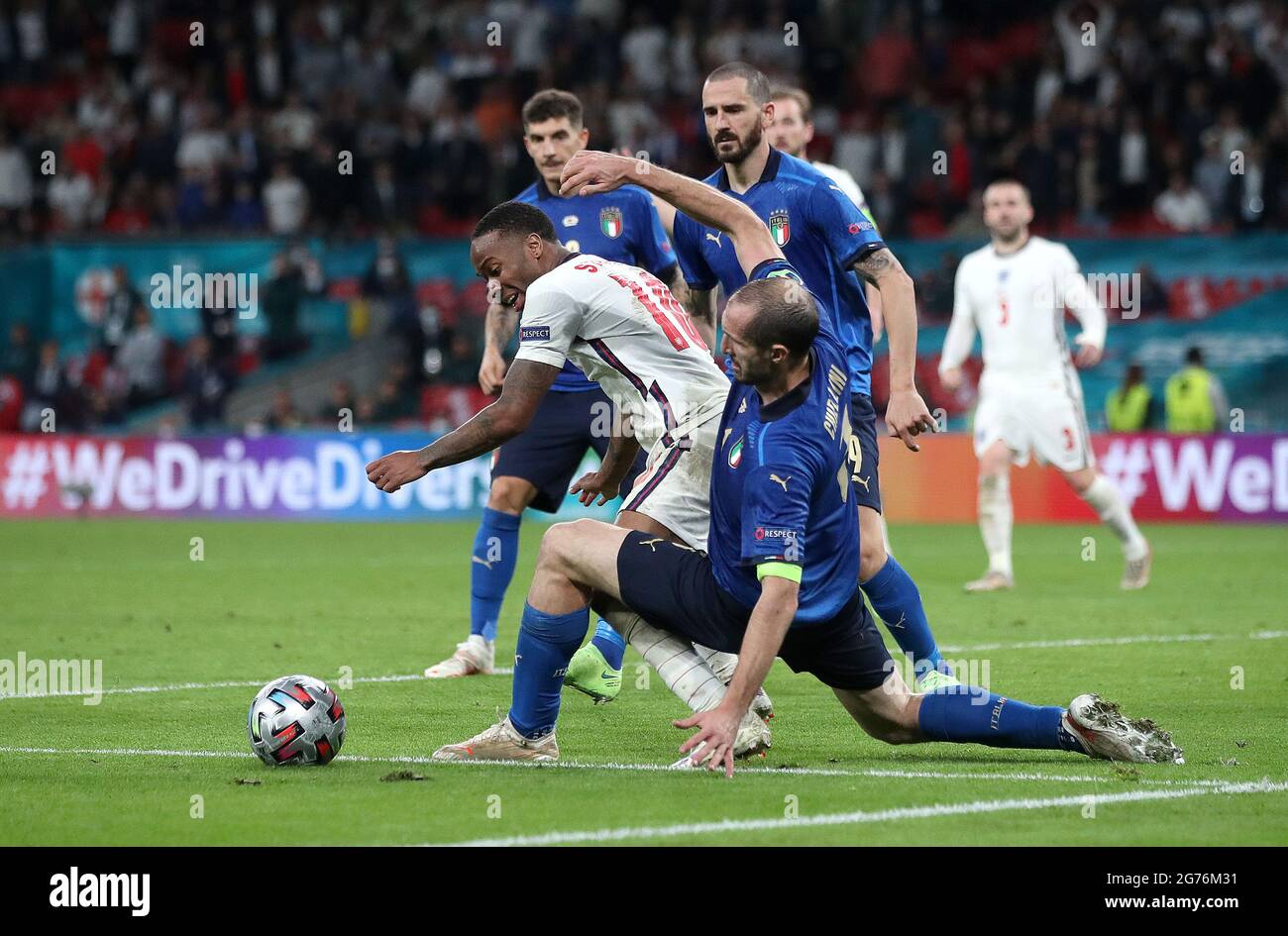 Der Italiener Giorgio Chiellini (rechts) stellt sich während des UEFA-EM-Finales 2020 im Wembley Stadium, London, dem englischen Raheem Sterling. Bilddatum: Sonntag, 11. Juli 2021. Stockfoto