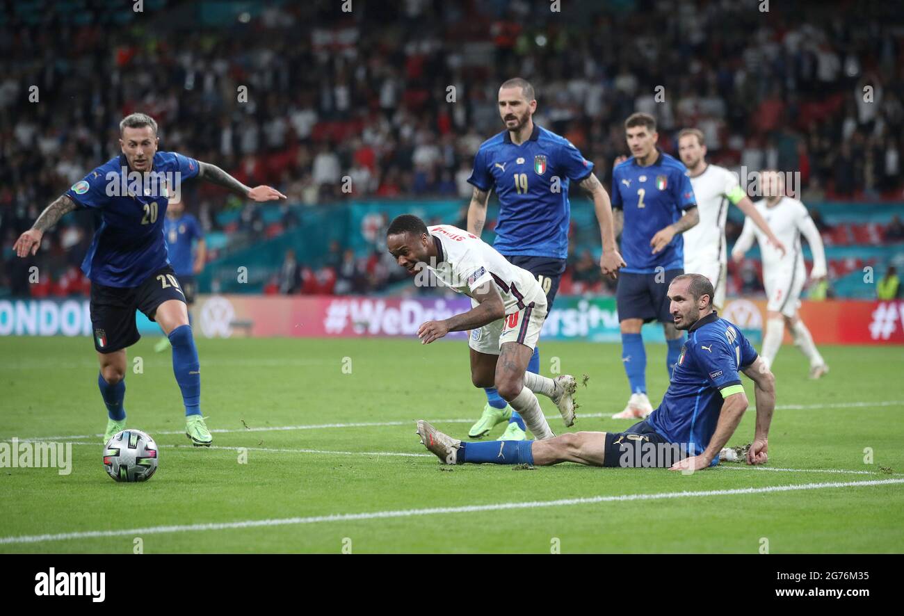 Der Italiener Giorgio Chiellini (rechts) stellt sich während des UEFA-EM-Finales 2020 im Wembley Stadium, London, dem englischen Raheem Sterling. Bilddatum: Sonntag, 11. Juli 2021. Stockfoto