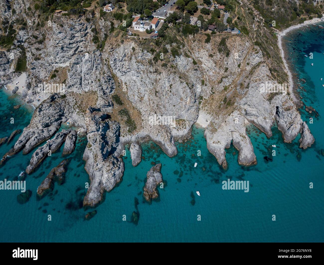 Luftaufnahme von Capo Vaticano, Kalabrien, Italien. Leuchtturm und Vorgebirge. Felsen mit Blick auf das Meer. Praia i Focu Strand und EIN Ficara Strand. Boote Stockfoto
