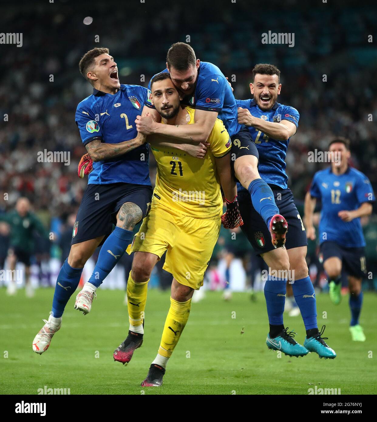 Die italienischen Spieler feiern mit Torwart Gianluigi Donnarumma, nachdem er nach dem UEFA-EM-Finale 2020 im Wembley Stadium, London, den letzten Elfmeterschießen gerettet hatte. Bilddatum: Sonntag, 11. Juli 2021. Stockfoto