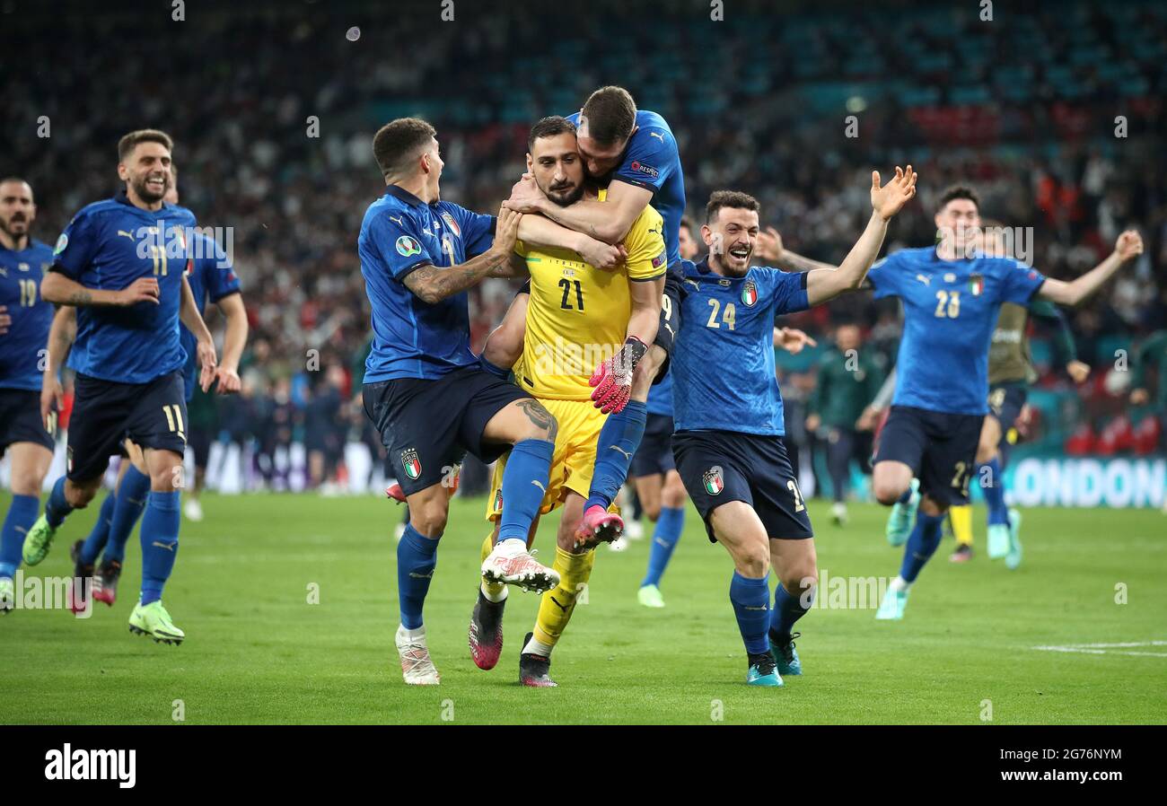 Die italienischen Spieler feiern mit Torwart Gianluigi Donnarumma, nachdem er nach dem UEFA-EM-Finale 2020 im Wembley Stadium, London, den letzten Elfmeterschießen gerettet hatte. Bilddatum: Sonntag, 11. Juli 2021. Stockfoto