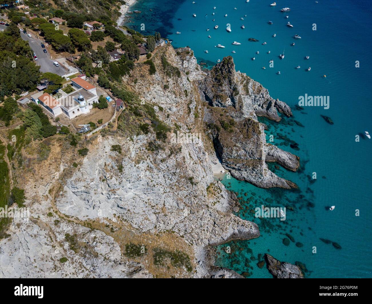 Luftaufnahme von Capo Vaticano, Kalabrien, Italien. Leuchtturm und