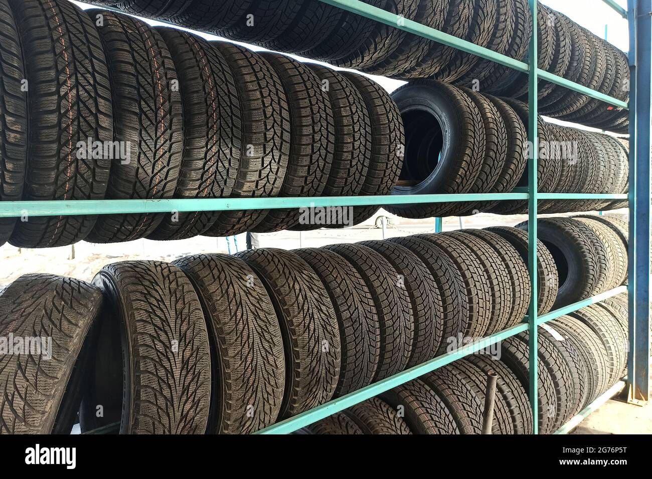 Viele schwarze Gummi Autoreifen auf Lager Regal zum Verkauf Stockfotografie  - Alamy