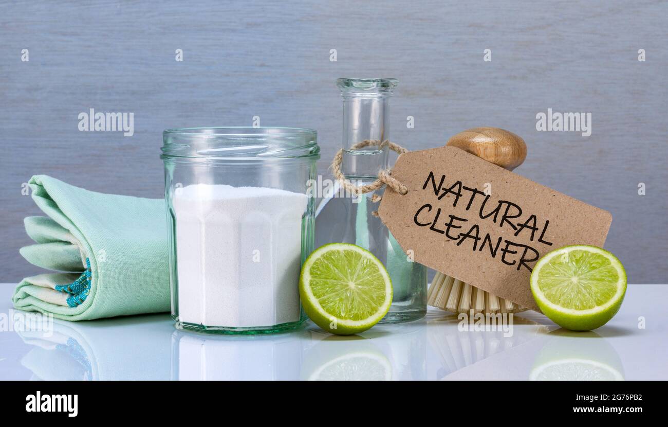 Hausgemachter natürlicher Öko-Reiniger mit Soda, Essig und Kalk in recycelten Gläsern und aus Bambus gefertigte Scheuerbürste, nachhaltiges Leben Stockfoto