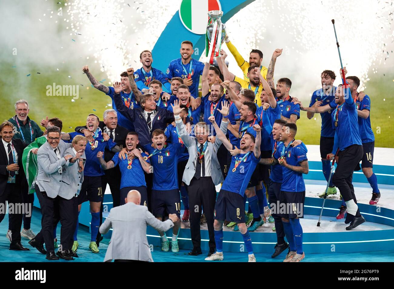 Italien Kapitän Giorgio Chiellini hebt die UEFA Euro 2020 Trophy nach seinem Sieg über England im Finale der UEFA Euro2020 im Wembley Stadium, London, an. Bilddatum: Sonntag, 11. Juli 2021. Stockfoto