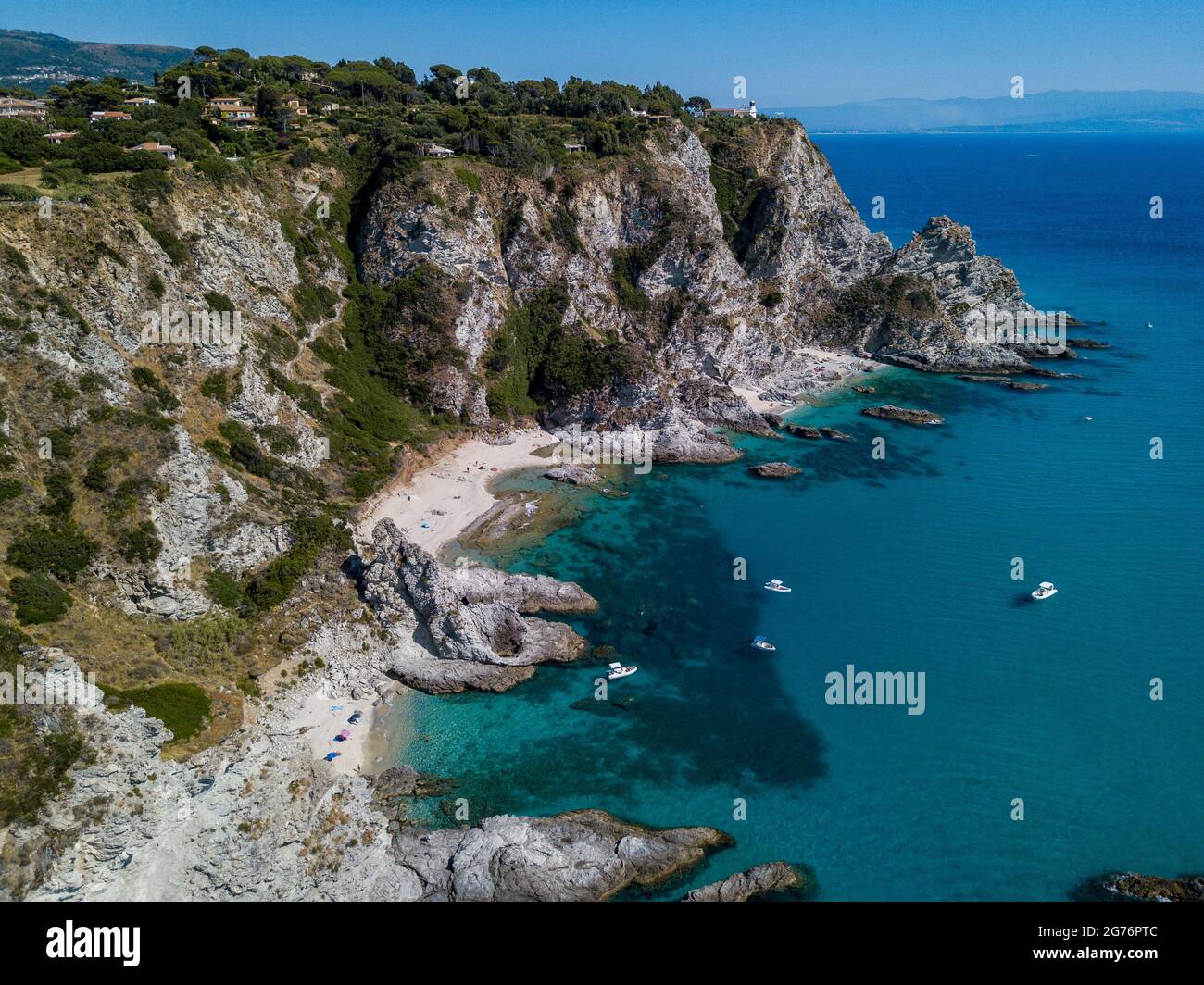 Luftaufnahme von Capo Vaticano, Kalabrien, Italien. Leuchtturm und Vorgebirge. Felsen mit Blick auf das Meer. Praia i Focu Strand und EIN Ficara Strand. Boote Stockfoto