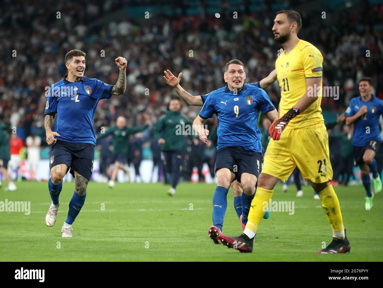Der Italiener Giovanni Di Lorenzo (links) und Andrea Belotti feiern mit Torwart Gianluigi Donnarumma, nachdem er das letzte Elfmeterschießen nach dem UEFA-EM-Finale 2020 im Wembley Stadium, London, gerettet hatte. Bilddatum: Sonntag, 11. Juli 2021. Stockfoto
