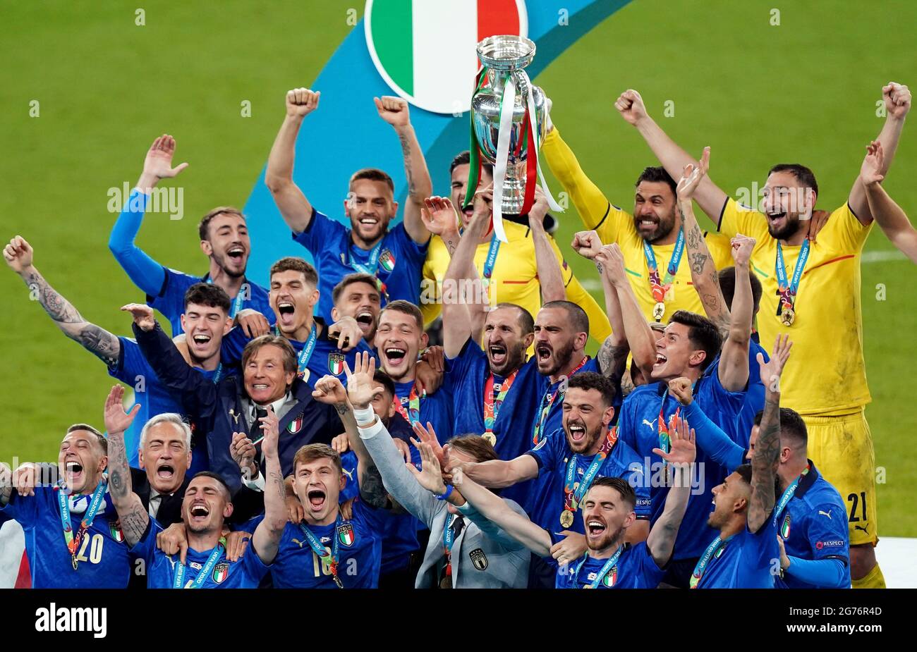 Italien Kapitän Giorgio Chiellini hebt die UEFA Euro 2020 Trophy nach seinem Sieg über England im Finale der UEFA Euro2020 im Wembley Stadium, London, an. Bilddatum: Sonntag, 11. Juli 2021. Stockfoto