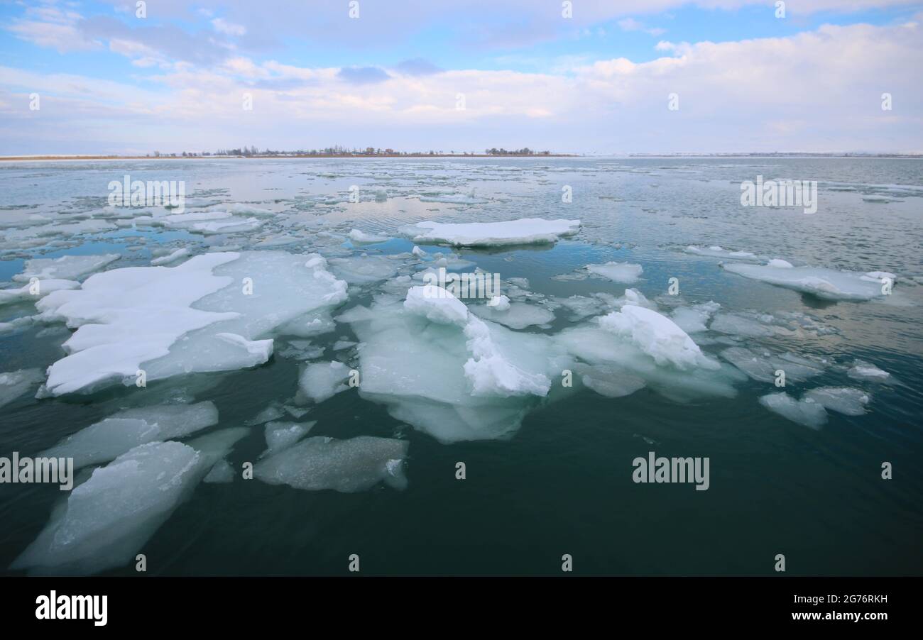 Konzept des Klimawandels, Schmelzen des Eises infolge der globalen Erwärmung, Anstieg des Meeresspiegels Stockfoto