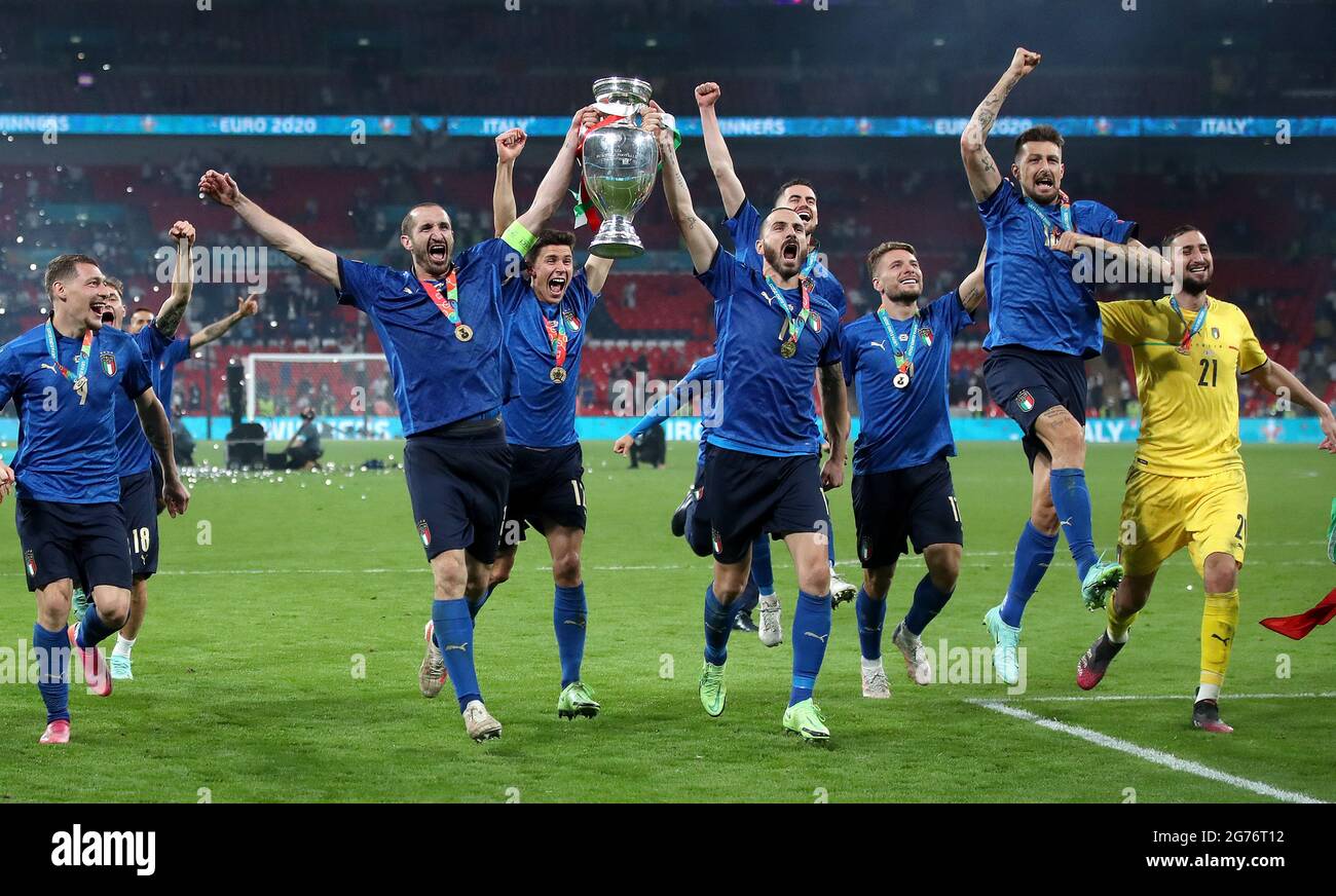 Die Italiener Giorgio Chiellini und Leonardo Bonucci tragen die Trophäe und feiern mit Teamkollegen, nachdem sie nach dem UEFA-EM-Finale 2020 im Wembley Stadium, London, den Elfmeterschießen gewonnen haben. Bilddatum: Sonntag, 11. Juli 2021. Stockfoto