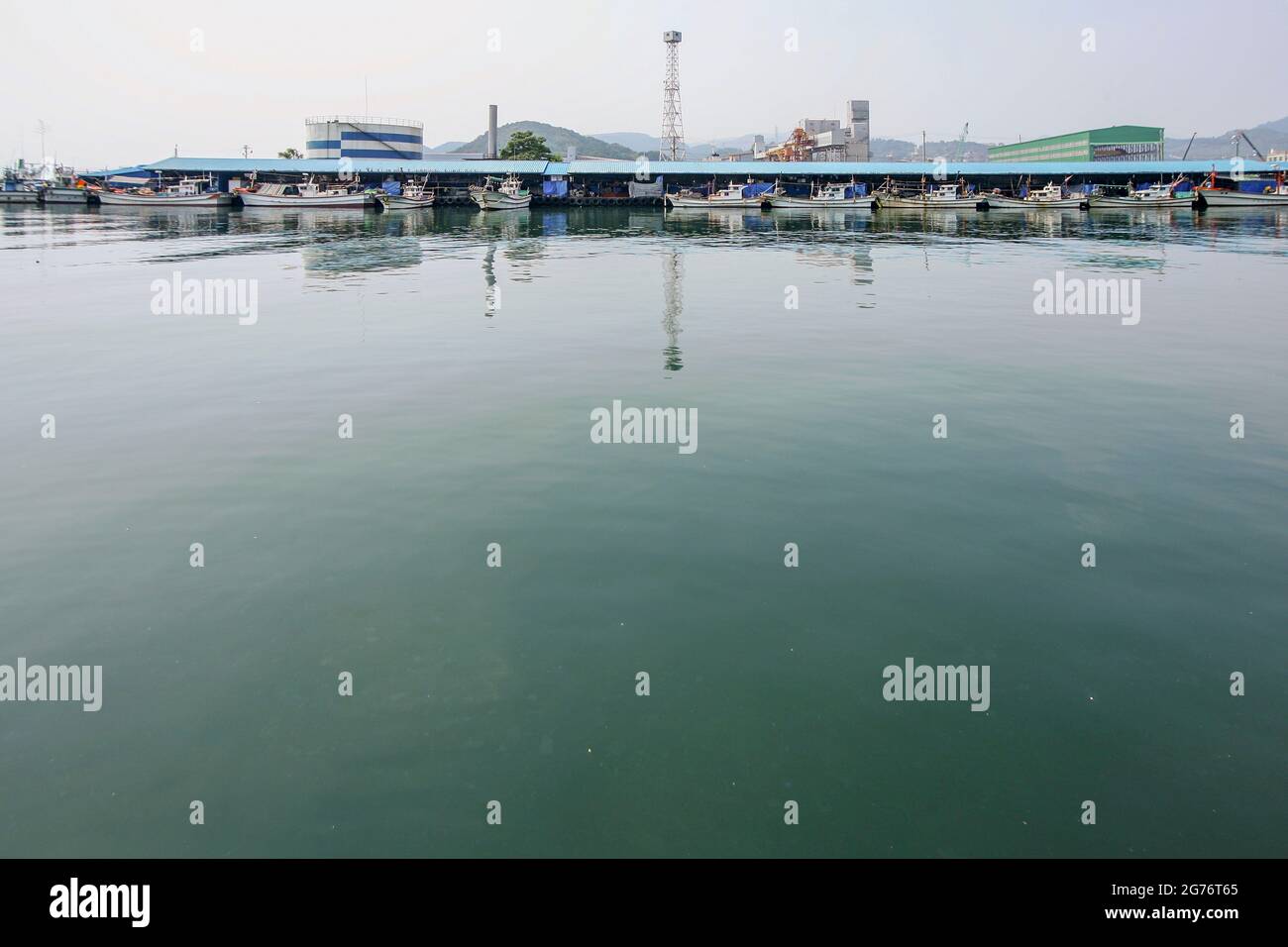 12. Juli 2021-Samcheok-A Blick auf die Dorf- und Hafenszene in Samcheok in Südkorea. Stockfoto