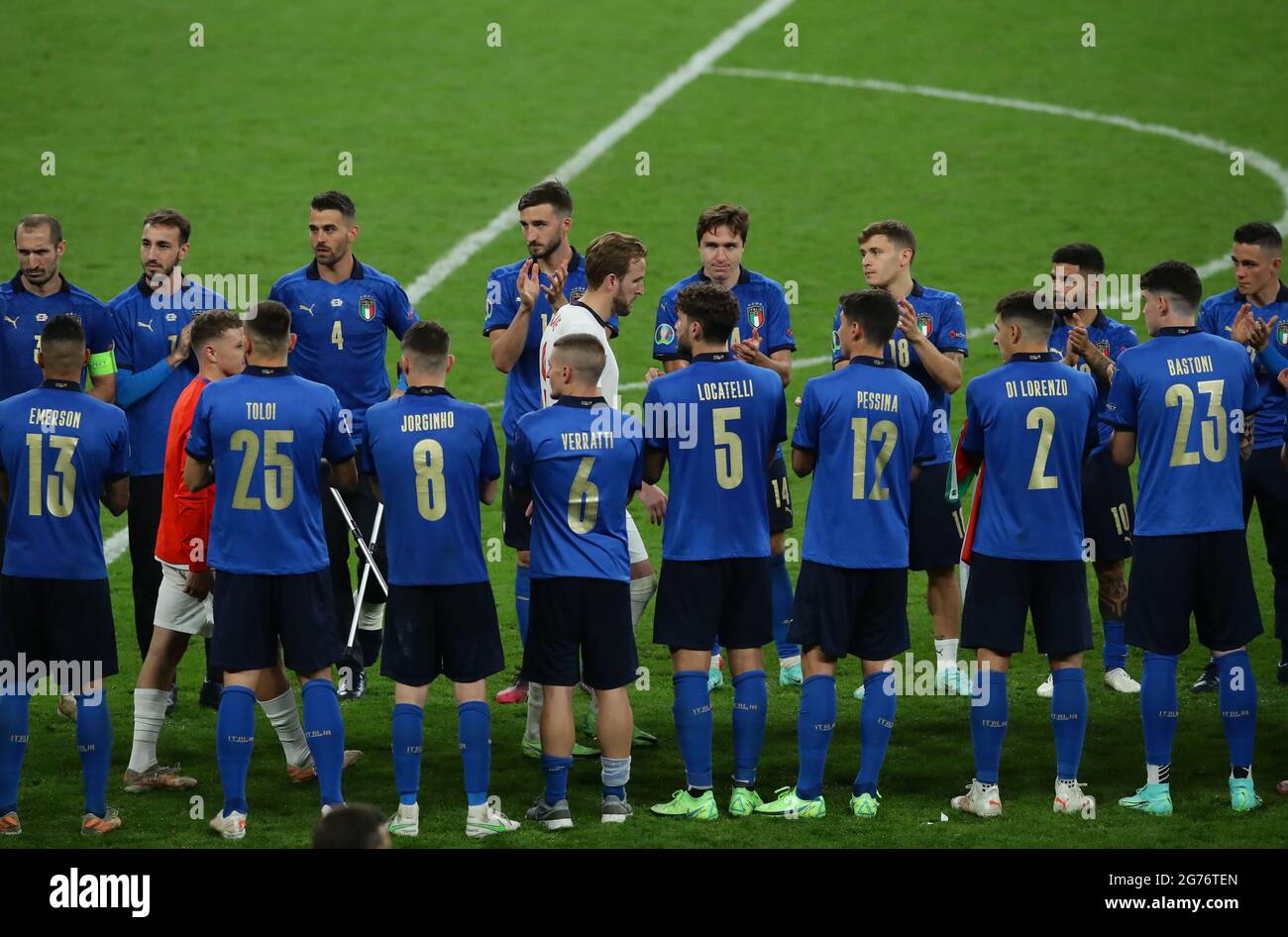 London, England, 11. Juli 2021. Harry Kane aus England gab während des UEFA Euro 2020 Finales im Wembley Stadium, London, eine Runde Applaus der italienischen Spieler. Bildnachweis sollte lauten: David Klein / Sportimage Kredit: Sportimage/Alamy Live News Stockfoto