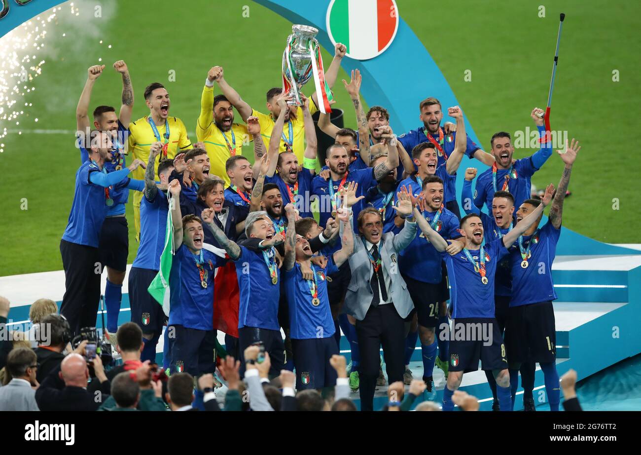 London, England, 11. Juli 2021. Giorgio Chiellini aus Italien hebt die Trophäe während des UEFA-EM-2020-Finales im Wembley-Stadion in London an. Bildnachweis sollte lauten: David Klein / Sportimage Kredit: Sportimage/Alamy Live News Stockfoto