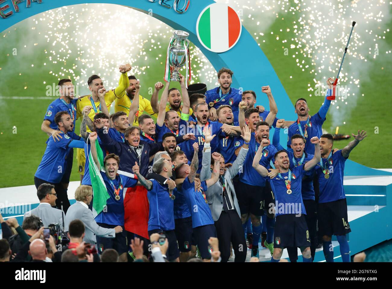 London, England, 11. Juli 2021. Der Italiener Giorgio Chiellini hebt die Trophäe während des UEFA-EM-2020-Finales im Wembley-Stadion in London an. Bildnachweis sollte lauten: David Klein / Sportimage Kredit: Sportimage/Alamy Live News Stockfoto