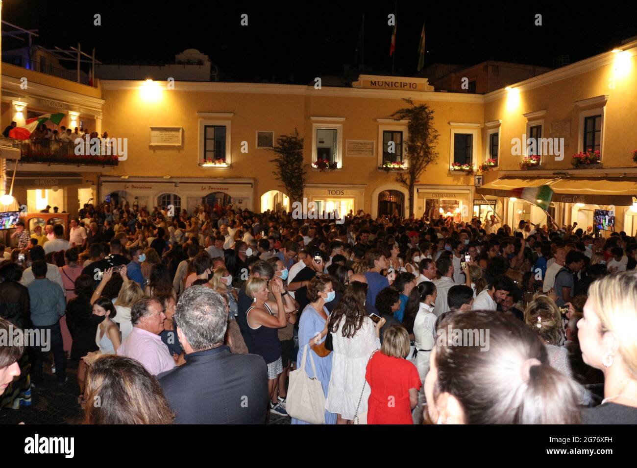 Euro 2020: Italien-Fans feiern Sieg auf der Straße und auf der Piazzetta von Capri Stockfoto